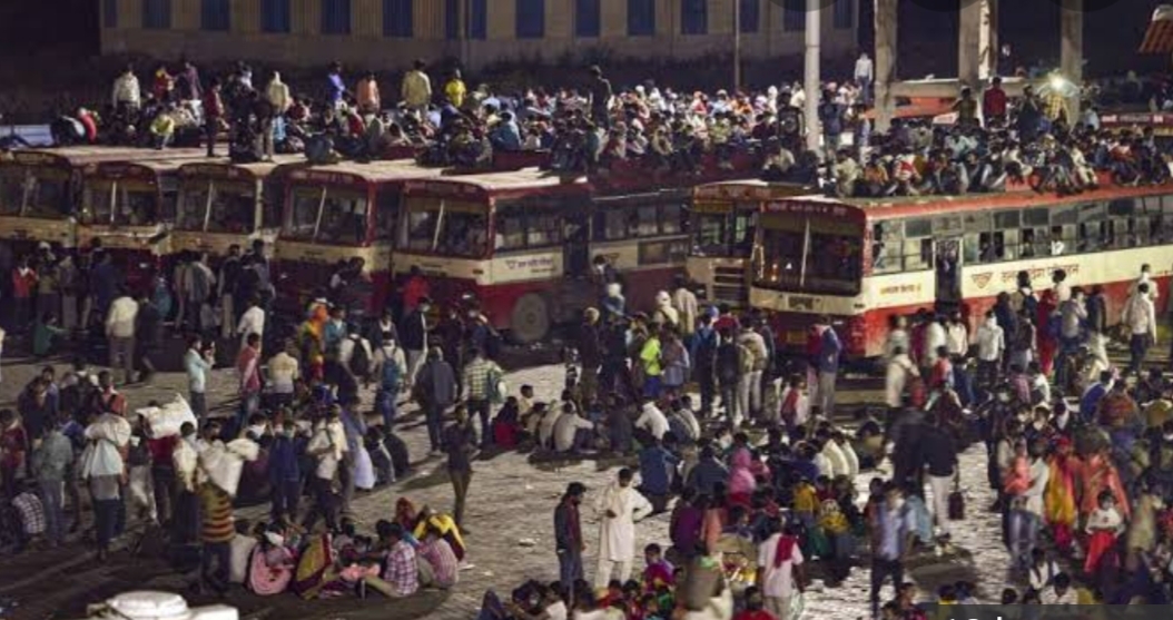 दिल्ली में पलायन बना राजनीति का अड्डा,आप-भाजपा आमने-सामने