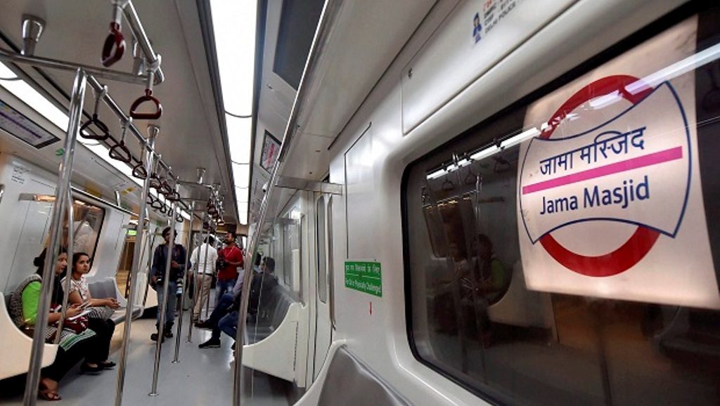 DMRC ने जारी की एडवाइजरी, मेट्रो में एक सीट छोड़कर बैठने की सलाह