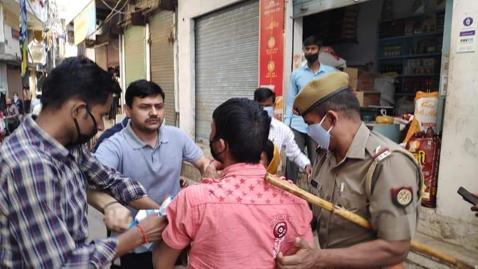भेष बदलकर मार्केट में क्यों पहुंचे वाराणसी के डीएम और एसएसपी ?