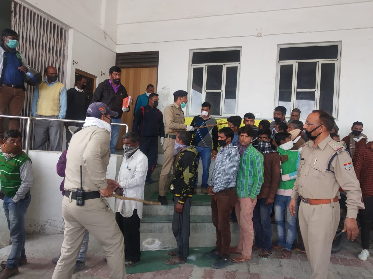 उत्तराखंड के पोड़ी जिले में भीड़ ने सोशल डिसटेंस की उड़ाई धज्जियां