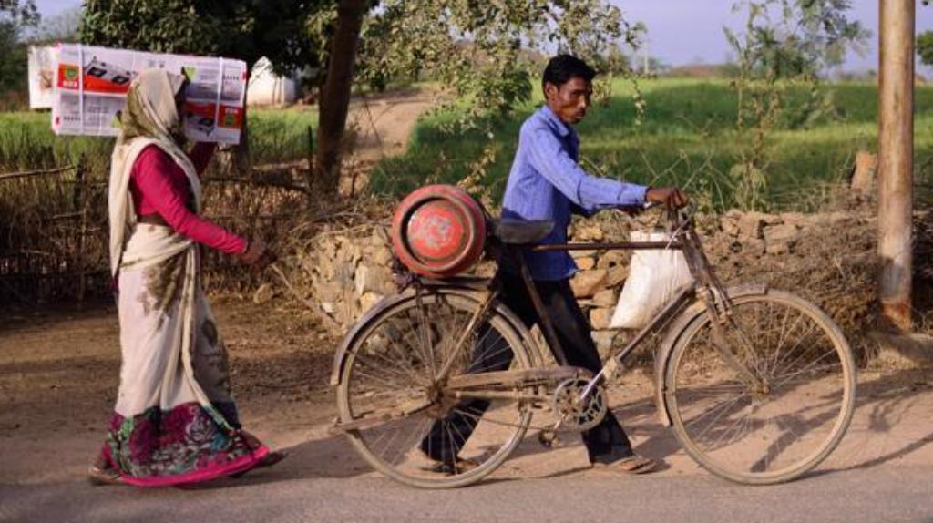 मोदी सरकार का बड़ा ऐलान, गरीब परिवारों को मिलेगा तीन महीने फ्री गैस रिफिल