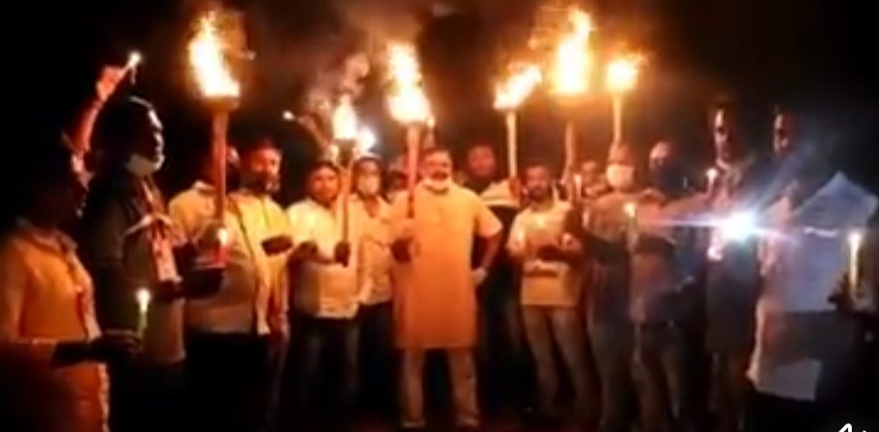 फिर उड़ी सोशल डिस्टेंस की धज्जियां, लॉकडाउन तोड़कर सड़कों पर निकले लोग