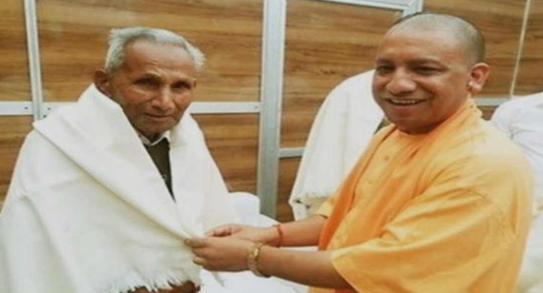 मुख्यमंत्री योगी ने कोरोना से निपटना जरूरी समझा, नहीं करने जाएंगे पिता का अंतिम संस्कार