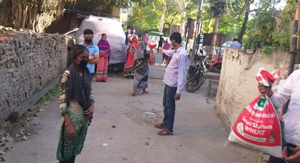 लॉकडाउन के बीच RSS कार्यकर्ता कर रहे गरीब लोगों की मदद