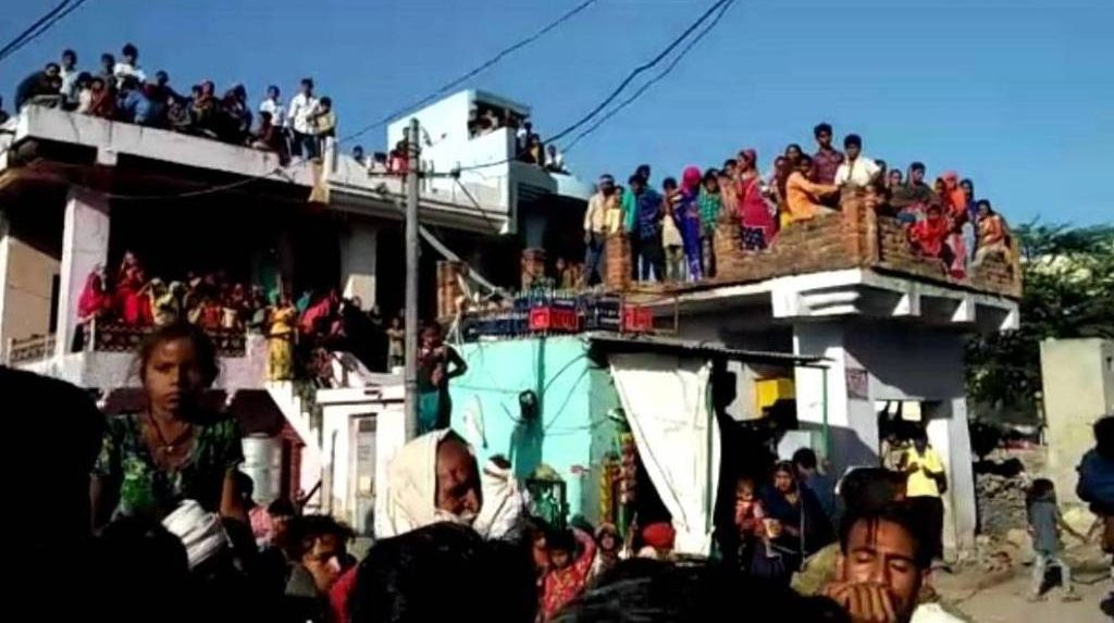 कोरोना संकट के बीच अंधविश्वास का खेल देखने पहुंची सैकड़ों की भीड़