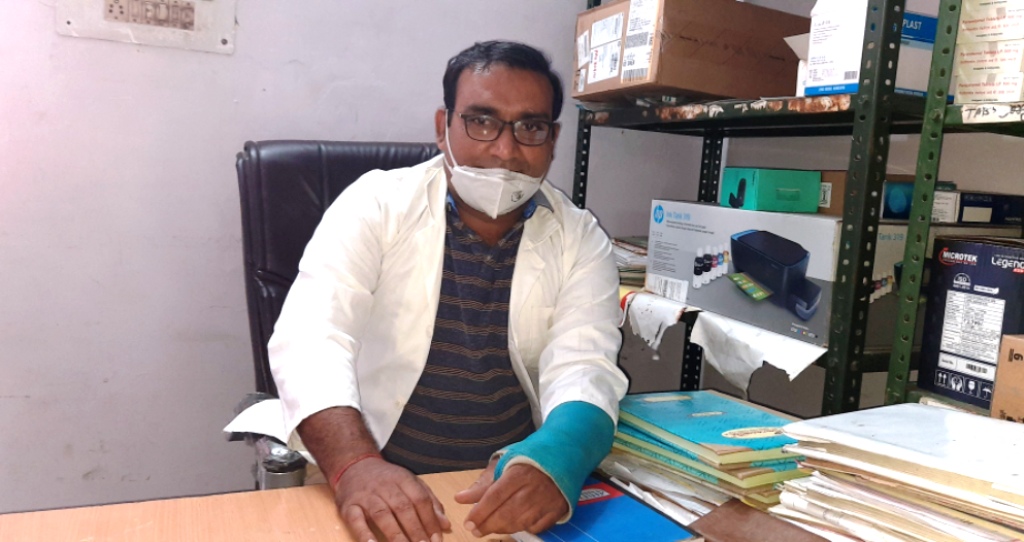 हाथ में फैक्चर, 6 पसलियां टूटी फिर भी मरीजों को दवाई दे रहें दीपक शर्मा