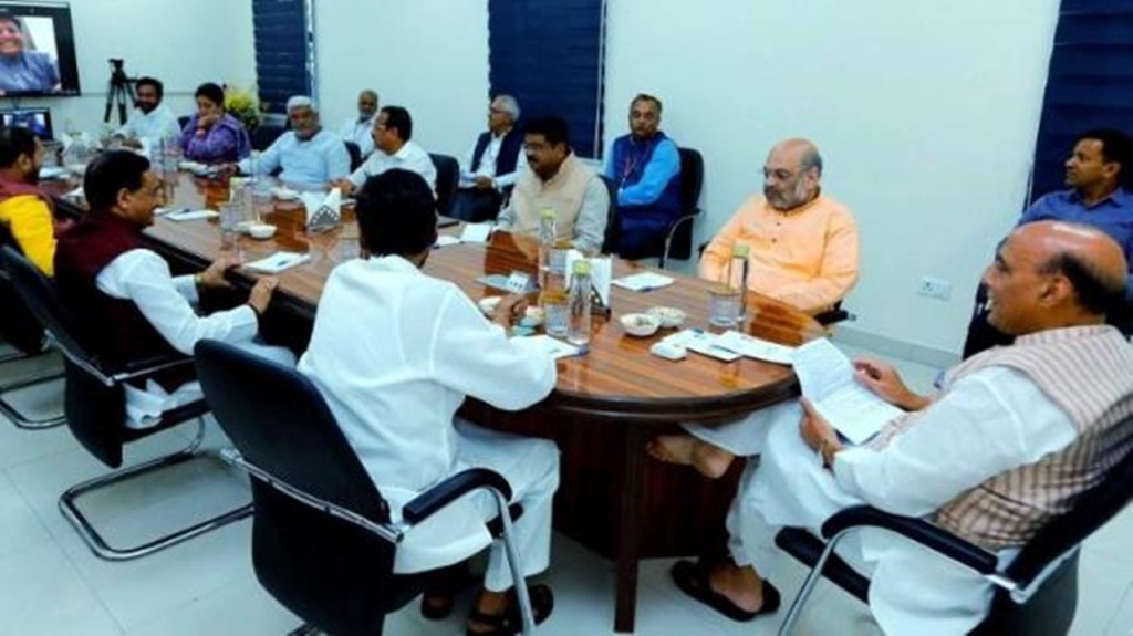 प्रधानमंत्री का राष्ट्र के नाम संदेश के बाद राजनाथ सिंह के घर पर मंत्रियों की बैठक