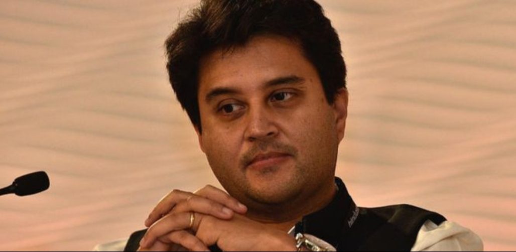 सिंधिया पर पोस्टर वार, राजनीतिक कद कम करने का प्रहार