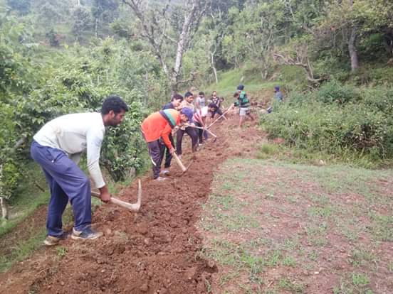 सरकारी तंत्र से त्रस्त, गांववालों ने खुद बना डाली सड़क