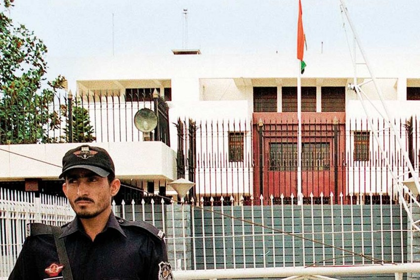 पाकिस्तान की राजधानी इस्लामाबाद स्थित भारतीय उच्चायोग के दो कर्मचारी लापता