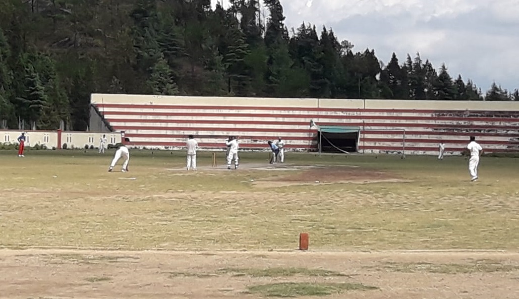 कोरोना संकट के बीच पौड़ी में SDM सहित प्रशासनिक अधिकारियों की मौजूदगी में खेला गया क्रिकेट
