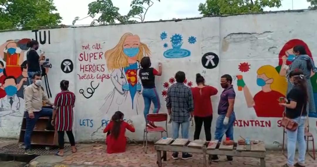 वकीलों ने वालपेन्टिंग कर दिया संदेश