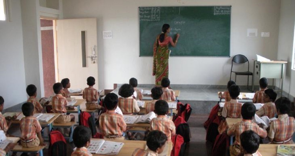 स्कूल की एक किताब पर पश्चिम बंगाल में मचा बवाल, नस्लभेदी शिक्षा पर भड़के अभिभावक