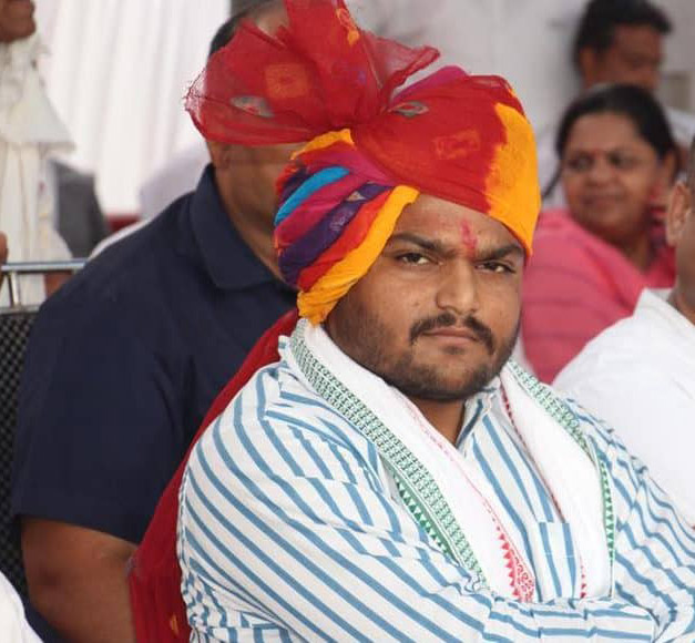 पाला बदलने वाले विधायकों को चप्पलों से पीटना चाहिए :  हार्दिक पटेल