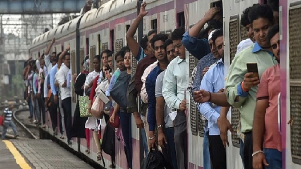 मुंबई में लोकल ट्रेन सेवा शुरू, इन नियमों का करना होगा पालन