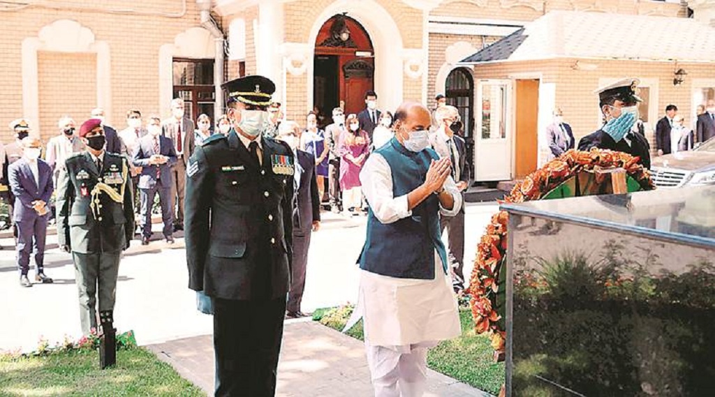 रक्षा मंत्री राजनाथ सिंह ने रूस की विक्ट्री डे परेड में लिया हिस्सा