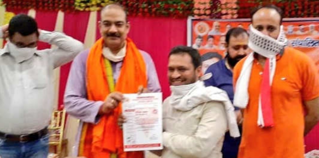 BJP ने बुलंदशहर हिंसा आरोपी को PM योजना का प्रचारक बनाया, हुई किरकिरी तो हटाया