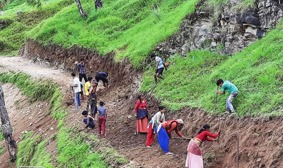 सरकार ने नहीं सुनी तो खुद सड़क बनाने में जुटे ग्रामीण