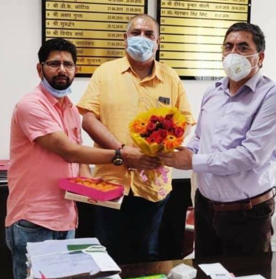 प्रधानमंत्री का अपमानजनक भाषा में निंदा करने वाले को त्रिवेंद्र सरकार का तोहफा