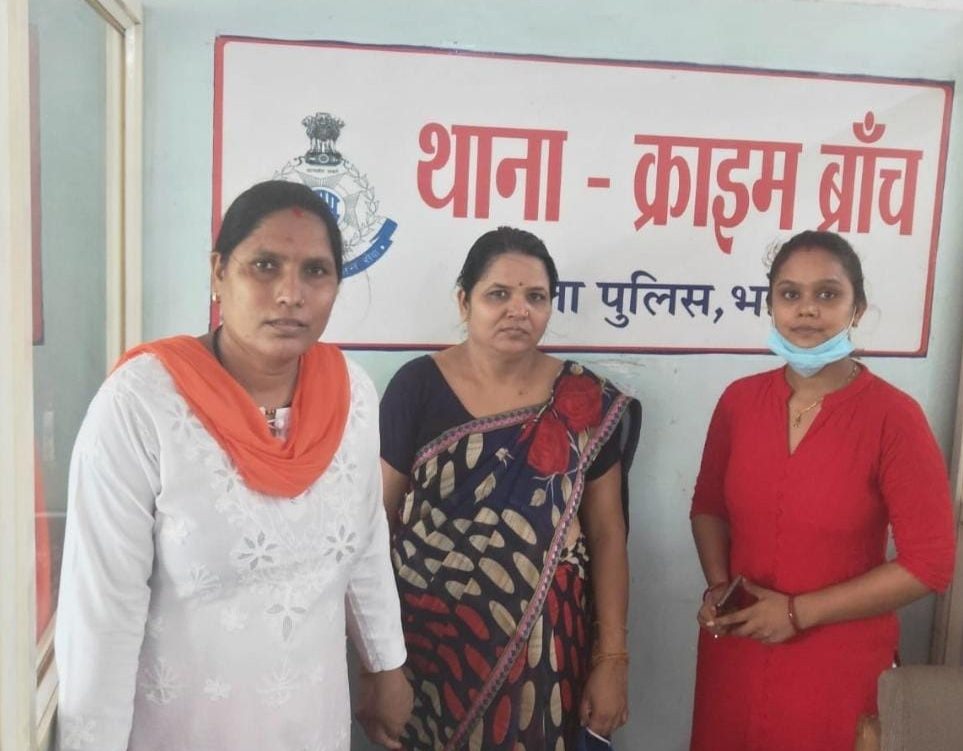 ठगी के मामले में गिरफ्तार रिटायर्ड अधिकारी की पत्नी 