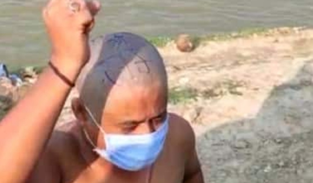 विश्व हिंदू सेना की ओछी हरकत, नेपाली युवक का सिर मुंड़वाकर लिखा-जय श्रीराम