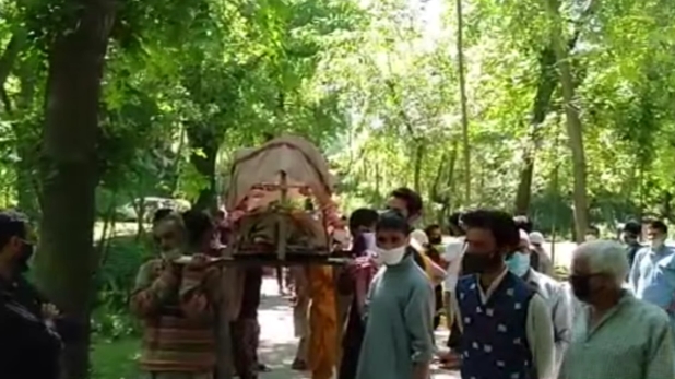 मुस्लिम समुदाय के लोगों ने 110 साल के बुजुर्ग कश्मीरी पंडित का किया अंतिम संस्कार