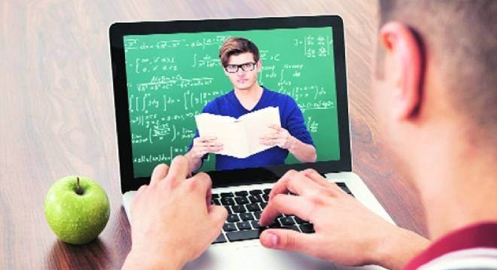 ऑनलाइन शिक्षा ने हर घर पर लाद डाला हजारों रुपए का अतिरिक्त बोझ