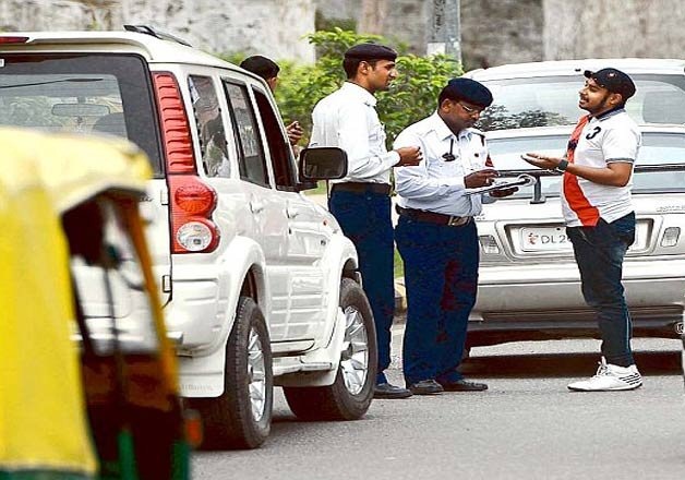 सावधान! मोबाइल पर बात करते गाड़ी चलाई तो लगेगा 10 हजार का जुर्माना