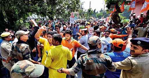 भूमि पूजन के जश्न में उड़ाई लॉकडाउन की धज्जियां,पुलिस से झड़प 