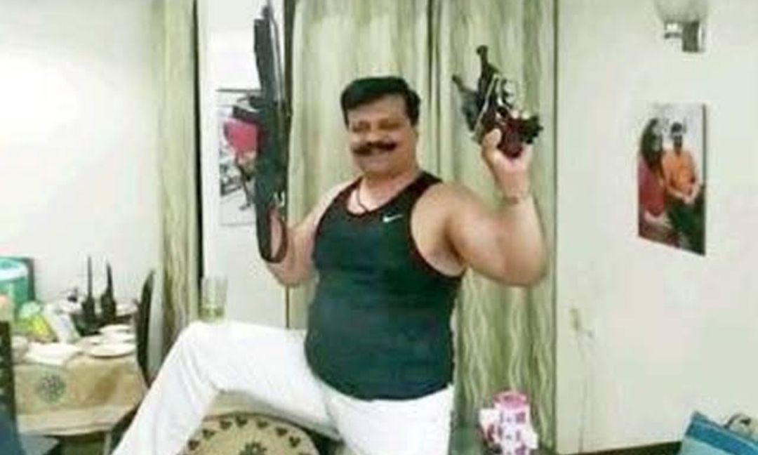 BJP विधायक चैंपियन के शक्ति प्रदर्शन में फिर लहराए हथियार, वीडियो वायरल