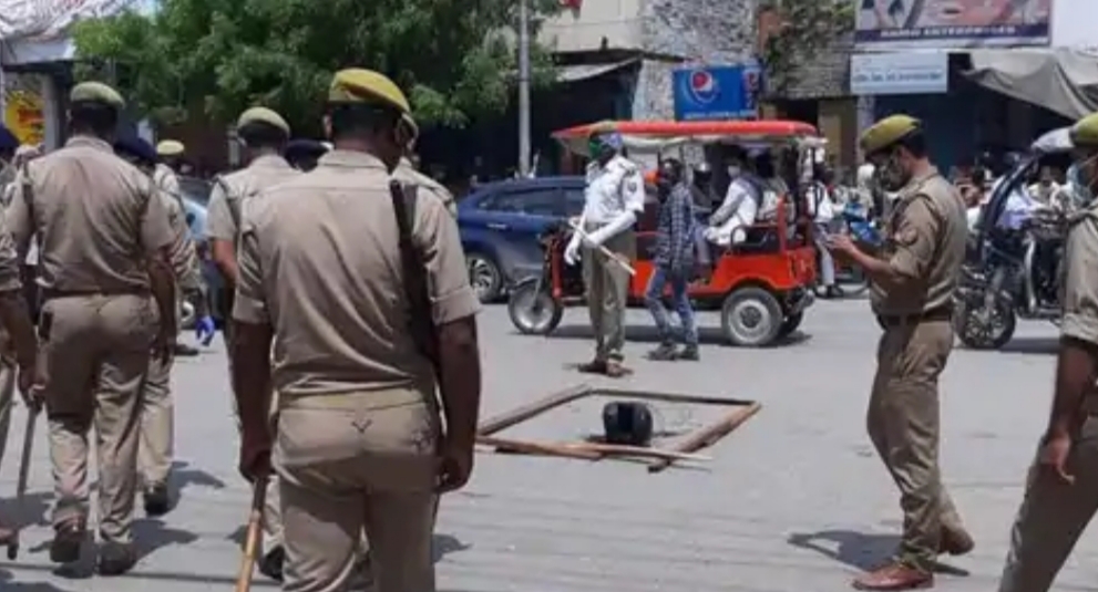 बनारस में दिन दहाडे गोलियां बरसी, सडक पर डबल मर्डर, वारदात CCTV में कैद