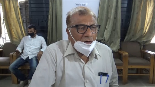रिटायरमेंट की ख़ुशी मनाने से पहले ही निलंबित हुआ अधिकारी 