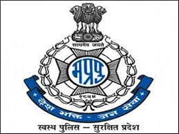 इंदौर में पुलिसकर्मी की विदाई में उड़ी सोशल डिस्टेसिंग की धज्जियां