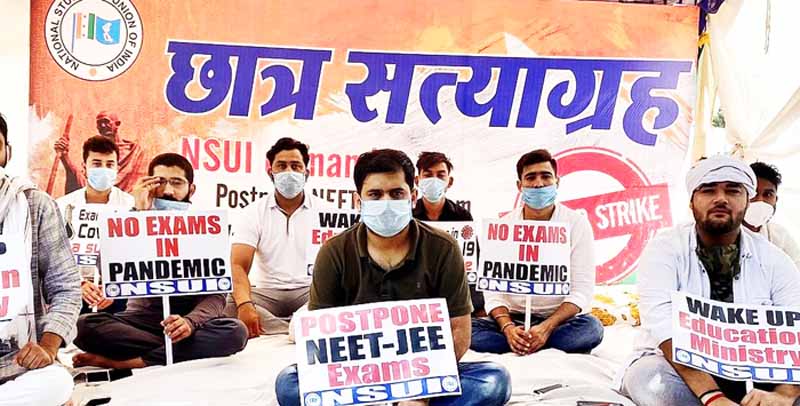 NEET और JEE परीक्षाओं के मसले पर सड़कों पर उतरे एनएसयूआई के छात्र 