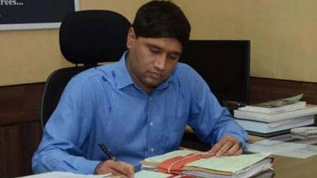 आईएफएस अधिकारी संजीव चतुर्वेदी की याचिका से हलकान सरकार