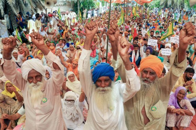 पूर्व मुख्यमंत्री बादल के आवास पर कृषि बिल को लेकर प्रदर्शन