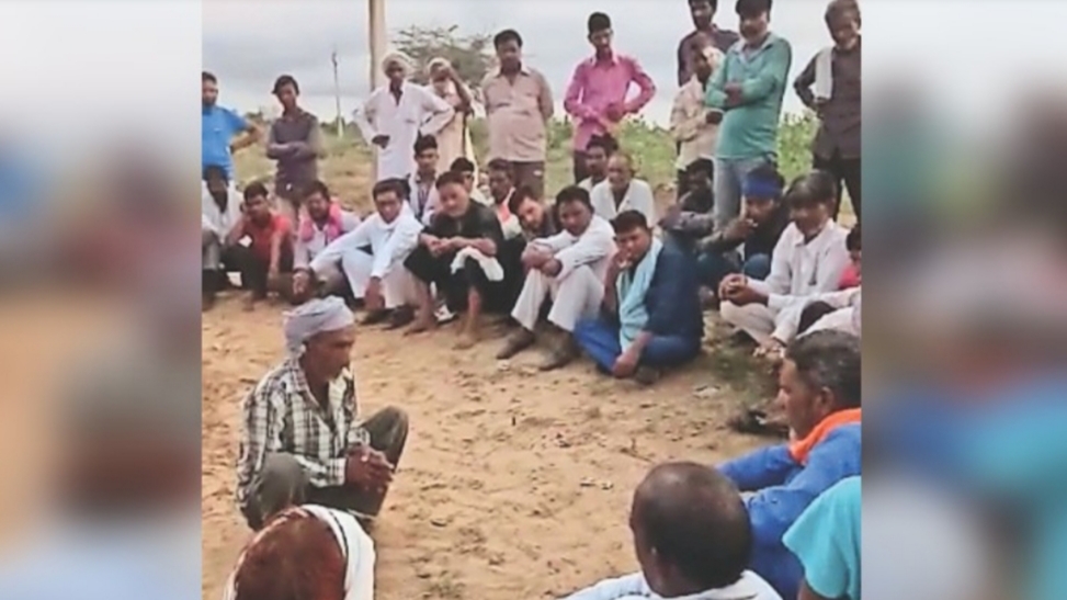 खाप पंचायत ने दी चाची-भतीजे को अनोखी सजा,पंचायत के सामने नंगा नहलाया