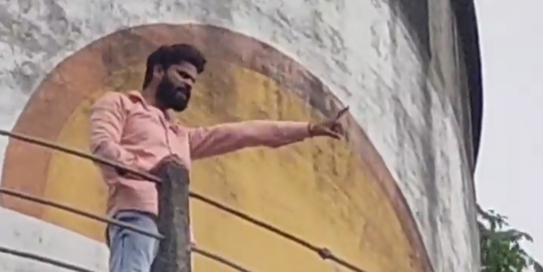 फीस मांफी के लिए टंकी पर चढा रोहित, स्थल पर पहुँची नेता प्रतिपक्ष