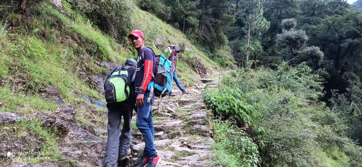 पीठ पर सामान लादकर मीलों पैदल चलने को विवश हैं ग्रामीण