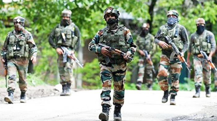 सेना और आतंकवादियों में चल रही है गोलीबारी, एक सैन्य अधिकारी शहीद