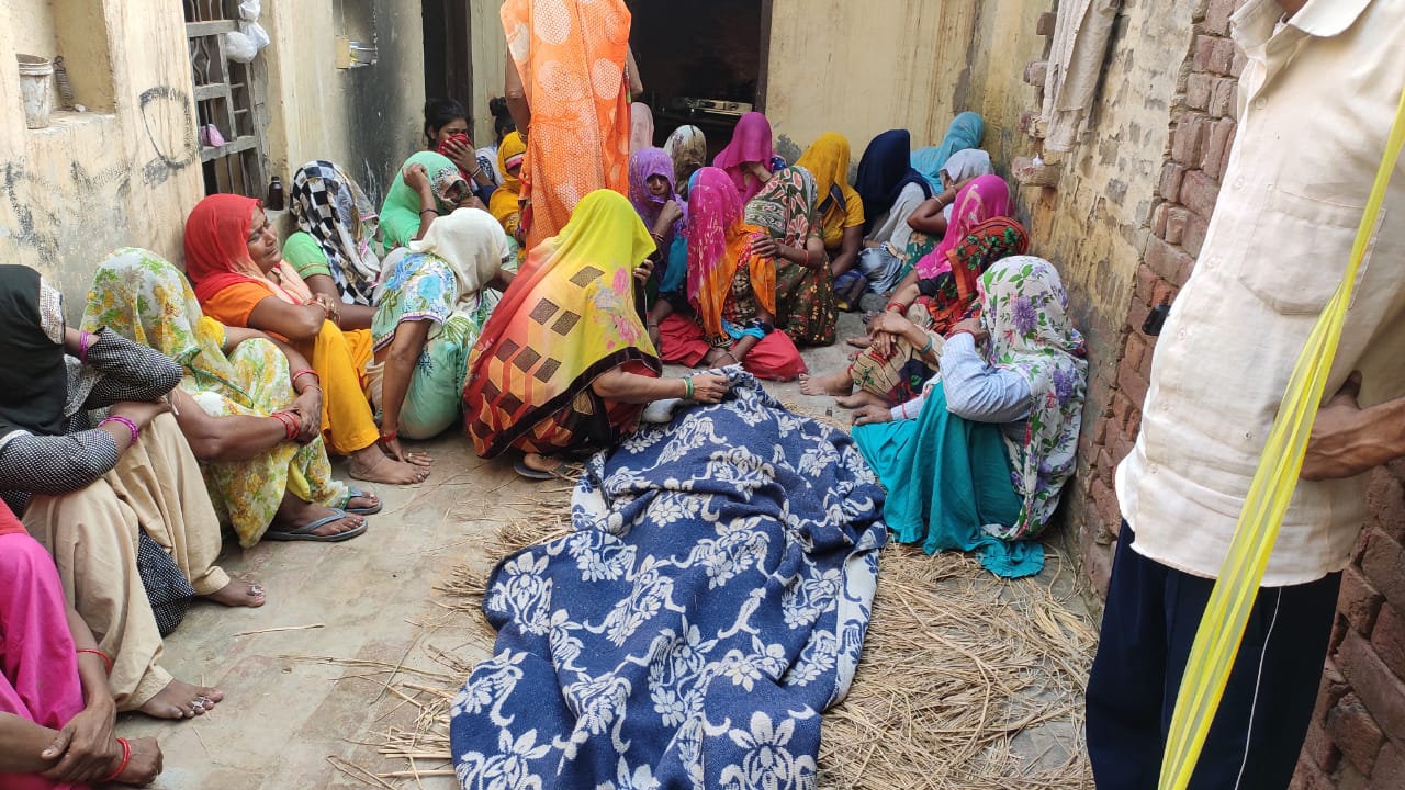 बागपत में जहरीली शराब पीने से 5 लोगों की मौत, ग्रामीणों ने किया रोड जाम