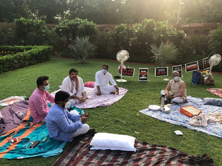 देश में पहली बार संसद में रात भर धरना,8 निलंबित सांसद कृषि बिलों के विरोध में 