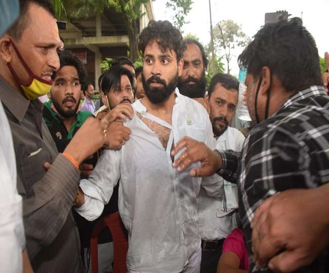 फीस माफी को लेकर आमरण अनशन में बैठे पार्षद को उठाने में पुलिस के छूटे पसीने