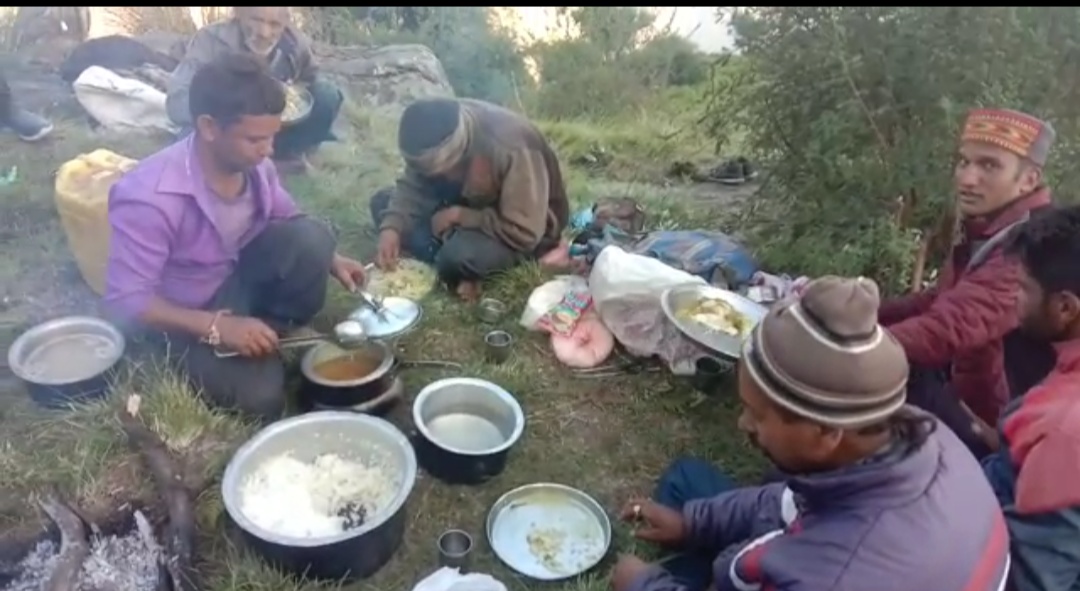 बुग्यालों से भेड़-बकरियों के साथ लौटने लगे हैं चरवाहे