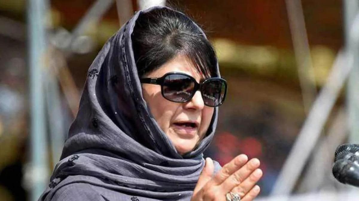 तिरंगे पर फिरंगी बनी महबूबा, PDP के तीन नेताओं के इस्तीफे 