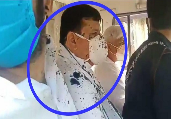 हाथरस गैंगरेप मृतका के परिजनों से मिलने गए MP संजय सिंह पर फेंकी काली स्याही