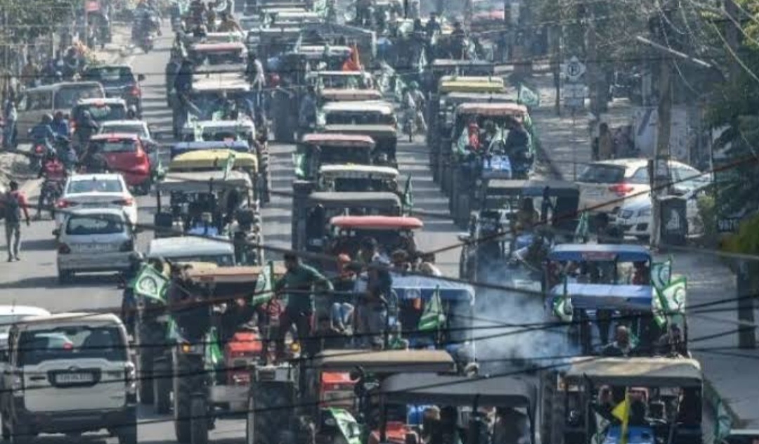 किसान ट्रैक्टर परेड : दिल्ली में ट्रैफिक अलर्ट जारी, यूपी बॉर्डर पर भारी जाम