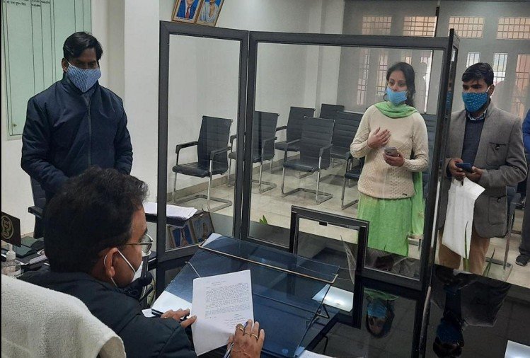युवती ने DM से कन्यादान में मांगी सड़क