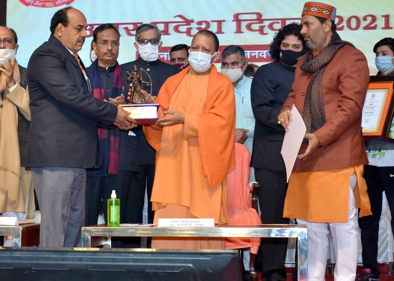 जिस गांव पर बनी फिल्म जिला गाजियाबाद उस गांव के लाल को मिला लक्ष्मण अवार्ड 