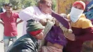 निगम ने बुजुर्गों को कूड़े की गाड़ी में भर हाइवे पर छोड़ा